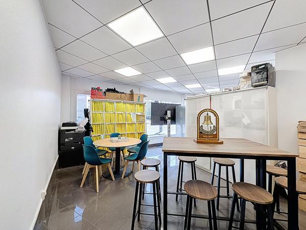 Cession de droit au bail, tous commerces hors restauration et nuisances - local de 100 m2 avec 17 m de vitrines, sur axe principal passant - proche gare de Meaux et commerces