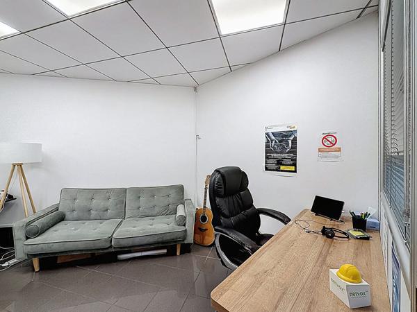 Cession de droit au bail, tous commerces hors restauration et nuisances - local de 100 m2 avec 17 m de vitrines, sur axe principal passant - proche gare de Meaux et commerces