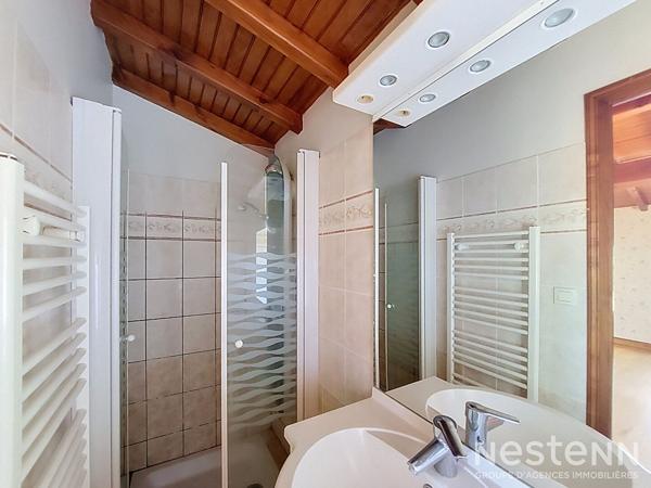 A Vendre Bâtisse en pierre de 209 m² en partie rénovée avec dépendances sur parcelle de plus de 1.2 ha