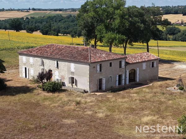A Vendre Bâtisse en pierre de 209 m² en partie rénovée avec dépendances sur parcelle de plus de 1.2 ha