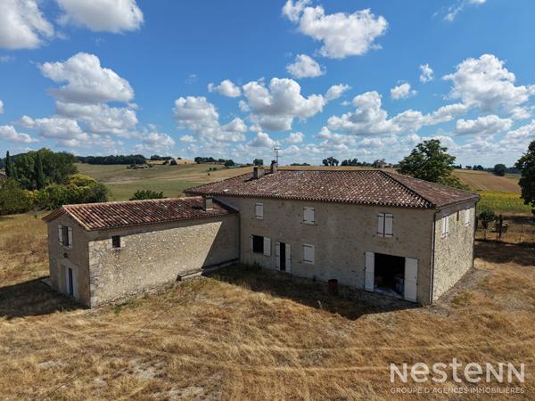 A Vendre Bâtisse en pierre de 209 m² en partie rénovée avec dépendances sur parcelle de plus de 1.2 ha