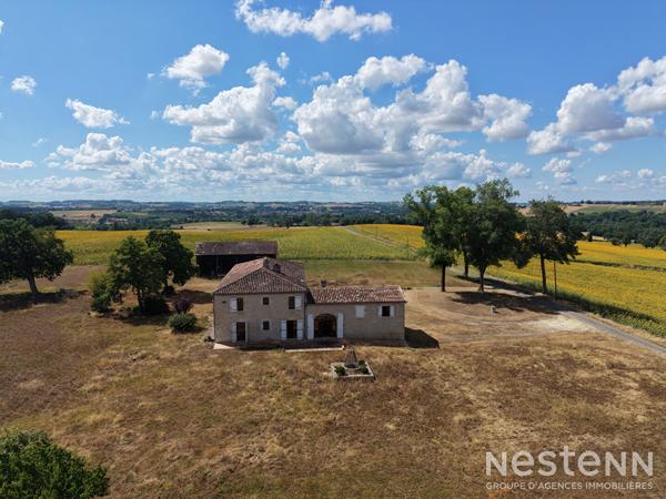 A Vendre Bâtisse en pierre de 209 m² en partie rénovée avec dépendances sur parcelle de plus de 1.2 ha