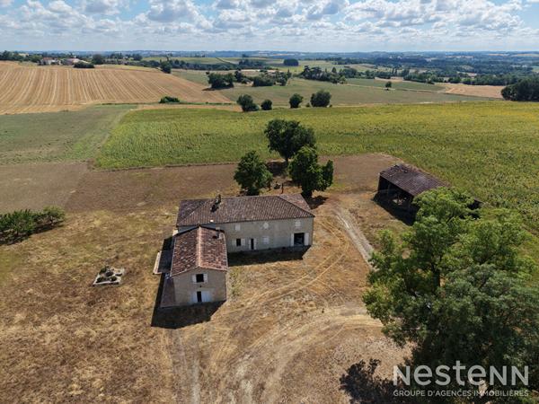 A Vendre Bâtisse en pierre de 209 m² en partie rénovée avec dépendances sur parcelle de plus de 1.2 ha