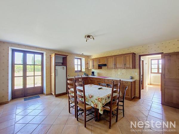 A Vendre Bâtisse en pierre de 209 m² en partie rénovée avec dépendances sur parcelle de plus de 1.2 ha