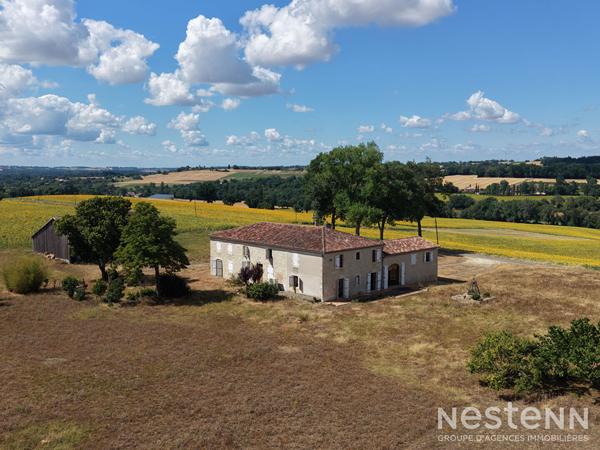 A Vendre Bâtisse en pierre de 209 m² en partie rénovée avec dépendances sur parcelle de plus de 1.2 ha
