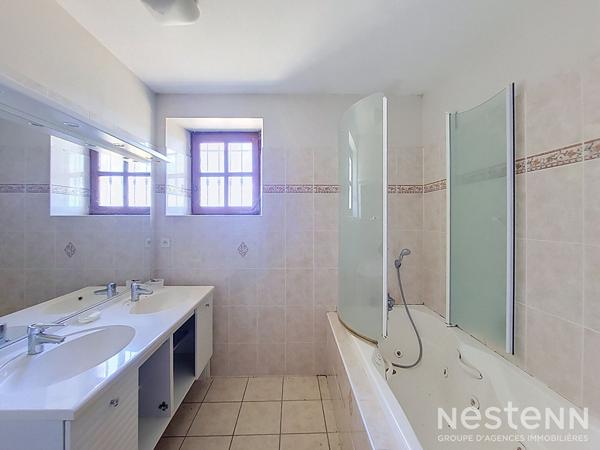 A Vendre Bâtisse en pierre de 209 m² en partie rénovée avec dépendances sur parcelle de plus de 1.2 ha