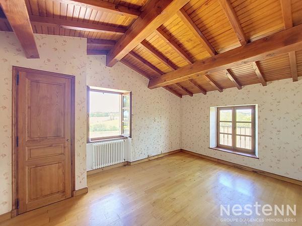 A Vendre Bâtisse en pierre de 209 m² en partie rénovée avec dépendances sur parcelle de plus de 1.2 ha