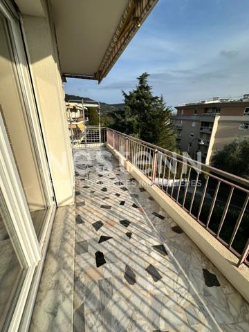 À vendre : Appartement spacieux de 4 pièces à NICE + cave + 2 places de parking dernier étage vue mer