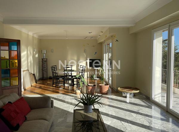 À vendre : Appartement spacieux de 4 pièces à NICE + cave + 2 places de parking dernier étage vue mer