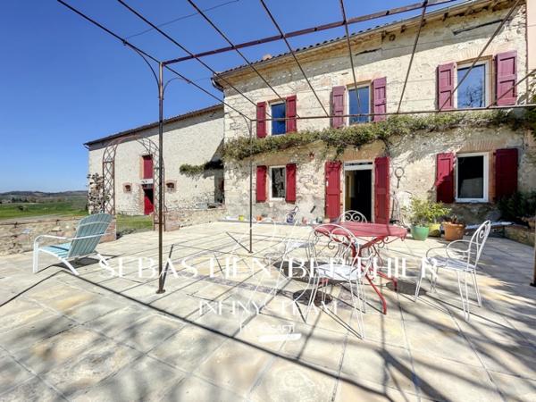 Authentique maison de caractère avec plus d’1 hectare, piscine et fort potentiel.