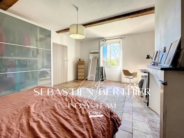 Authentique maison de caractère avec plus d’1 hectare, piscine et fort potentiel.