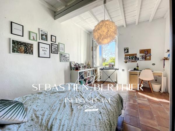 Authentique maison de caractère avec plus d’1 hectare, piscine et fort potentiel.