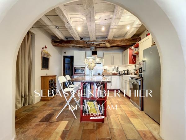 Authentique maison de caractère avec plus d’1 hectare, piscine et fort potentiel.