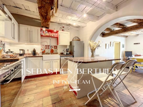 Authentique maison de caractère avec plus d’1 hectare, piscine et fort potentiel.