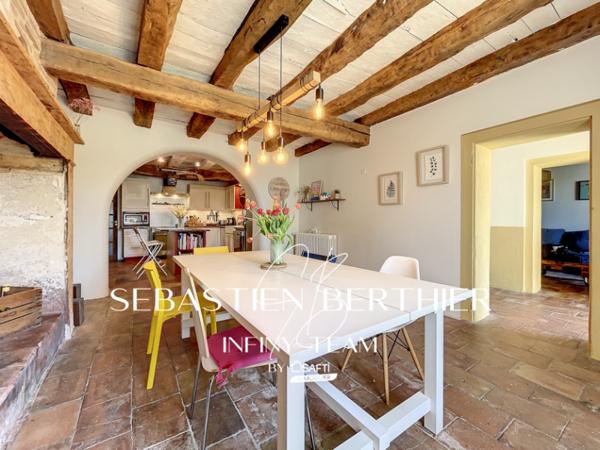 Authentique maison de caractère avec plus d’1 hectare, piscine et fort potentiel.