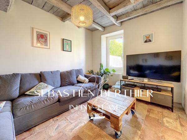 Authentique maison de caractère avec plus d’1 hectare, piscine et fort potentiel.