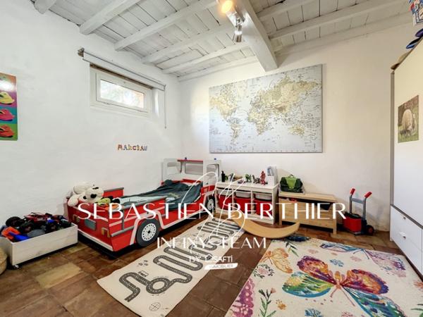 Authentique maison de caractère avec plus d’1 hectare, piscine et fort potentiel.