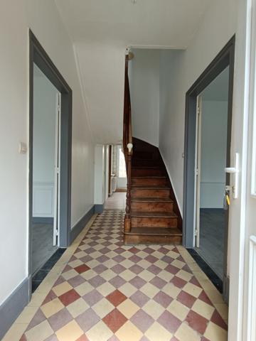 SUPERBE MAISON DE MAITRE RENOVEE DE 160 M2 HAB AVEC CAVE, GRAND GARAGE DE 30 M2 SUR 270 M² DE TERRAIN CLOS AU  Beauvais (60000)