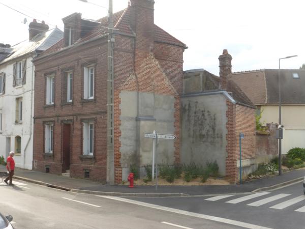 SUPERBE MAISON DE MAITRE RENOVEE DE 160 M2 HAB AVEC CAVE, GRAND GARAGE DE 30 M2 SUR 270 M² DE TERRAIN CLOS AU  Beauvais (60000)