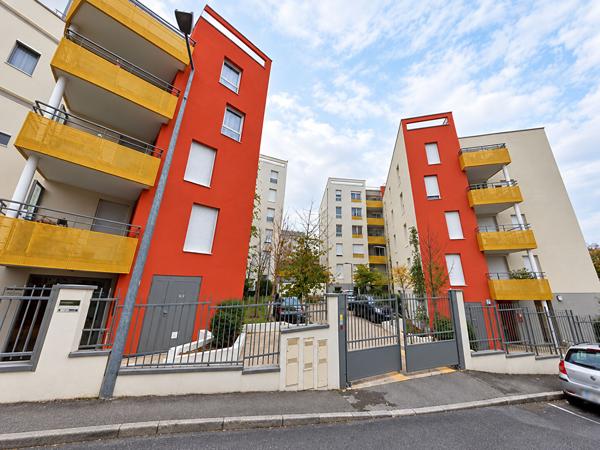 VENISSIEUX - CENTRE VILLE- T2 -  40 m2 -  BUS - TRAMWAYS- GARE - COMMERCES - AXES ROUTIERS