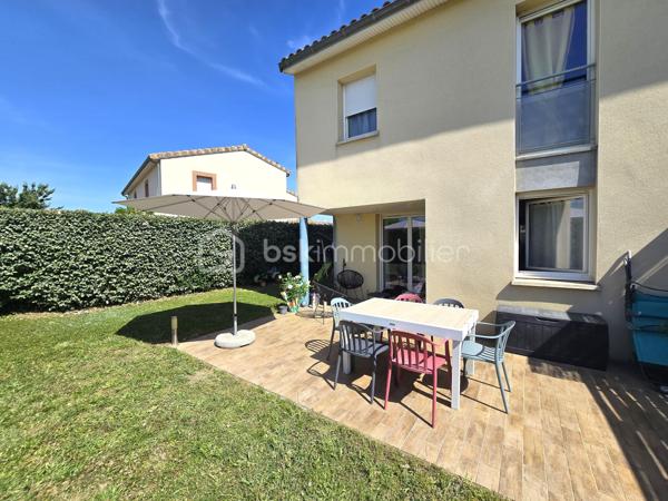 Mondonville, ville dynamique située aux portes de Toulouse, 
Dans une résidence calme et sécurisée avec piscine, découvrez cette maison T4 avec garage et deux places de parking privatives, 
A proximité immédiate des commerces, écoles, transports et de la forêt de Bouconne, cette maison avec jardin offre le parfait équilibre entre vie pratique et environnement privilégié.
L'étage climatisé accueille une salle de bain et trois chambres dont l'une profite d'une jolie vue dégagée sur les Pyrénées
Les atouts : 
* Résidence sécurisée avec piscine 
* Maison T4 fonctionnelle et bien entretenue
* 3 Chambres spacieuses avec dressing
* Jardin clos avec terrasse couverte 
* Garage et deux places de parking privatives 
* Aucun travaux à prévoir 
Une maison où l'on pose ses valises, dans un environnement résidentiel alliant confort, fonctionnalité et qualité de vie.