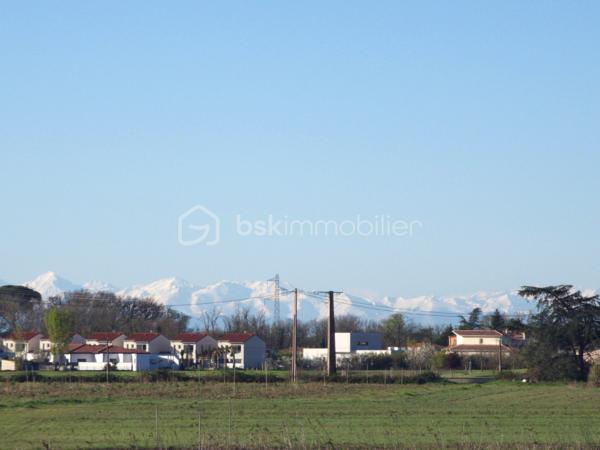 Mondonville, ville dynamique située aux portes de Toulouse, 
Dans une résidence calme et sécurisée avec piscine, découvrez cette maison T4 avec garage et deux places de parking privatives, 
A proximité immédiate des commerces, écoles, transports et de la forêt de Bouconne, cette maison avec jardin offre le parfait équilibre entre vie pratique et environnement privilégié.
L'étage climatisé accueille une salle de bain et trois chambres dont l'une profite d'une jolie vue dégagée sur les Pyrénées
Les atouts : 
* Résidence sécurisée avec piscine 
* Maison T4 fonctionnelle et bien entretenue
* 3 Chambres spacieuses avec dressing
* Jardin clos avec terrasse couverte 
* Garage et deux places de parking privatives 
* Aucun travaux à prévoir 
Une maison où l'on pose ses valises, dans un environnement résidentiel alliant confort, fonctionnalité et qualité de vie.