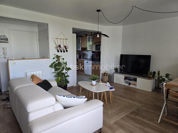 Mondonville, ville dynamique située aux portes de Toulouse, 
Dans une résidence calme et sécurisée avec piscine, découvrez cette maison T4 avec garage et deux places de parking privatives, 
A proximité immédiate des commerces, écoles, transports et de la forêt de Bouconne, cette maison avec jardin offre le parfait équilibre entre vie pratique et environnement privilégié.
L'étage climatisé accueille une salle de bain et trois chambres dont l'une profite d'une jolie vue dégagée sur les Pyrénées
Les atouts : 
* Résidence sécurisée avec piscine 
* Maison T4 fonctionnelle et bien entretenue
* 3 Chambres spacieuses avec dressing
* Jardin clos avec terrasse couverte 
* Garage et deux places de parking privatives 
* Aucun travaux à prévoir 
Une maison où l'on pose ses valises, dans un environnement résidentiel alliant confort, fonctionnalité et qualité de vie.