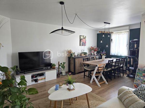 Mondonville, ville dynamique située aux portes de Toulouse, 
Dans une résidence calme et sécurisée avec piscine, découvrez cette maison T4 avec garage et deux places de parking privatives, 
A proximité immédiate des commerces, écoles, transports et de la forêt de Bouconne, cette maison avec jardin offre le parfait équilibre entre vie pratique et environnement privilégié.
L'étage climatisé accueille une salle de bain et trois chambres dont l'une profite d'une jolie vue dégagée sur les Pyrénées
Les atouts : 
* Résidence sécurisée avec piscine 
* Maison T4 fonctionnelle et bien entretenue
* 3 Chambres spacieuses avec dressing
* Jardin clos avec terrasse couverte 
* Garage et deux places de parking privatives 
* Aucun travaux à prévoir 
Une maison où l'on pose ses valises, dans un environnement résidentiel alliant confort, fonctionnalité et qualité de vie.