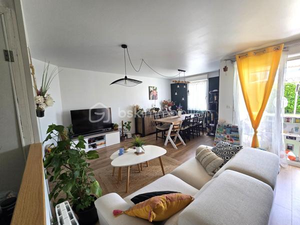 Mondonville, ville dynamique située aux portes de Toulouse, 
Dans une résidence calme et sécurisée avec piscine, découvrez cette maison T4 avec garage et deux places de parking privatives, 
A proximité immédiate des commerces, écoles, transports et de la forêt de Bouconne, cette maison avec jardin offre le parfait équilibre entre vie pratique et environnement privilégié.
L'étage climatisé accueille une salle de bain et trois chambres dont l'une profite d'une jolie vue dégagée sur les Pyrénées
Les atouts : 
* Résidence sécurisée avec piscine 
* Maison T4 fonctionnelle et bien entretenue
* 3 Chambres spacieuses avec dressing
* Jardin clos avec terrasse couverte 
* Garage et deux places de parking privatives 
* Aucun travaux à prévoir 
Une maison où l'on pose ses valises, dans un environnement résidentiel alliant confort, fonctionnalité et qualité de vie.
