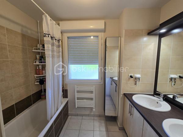 Mondonville, ville dynamique située aux portes de Toulouse, 
Dans une résidence calme et sécurisée avec piscine, découvrez cette maison T4 avec garage et deux places de parking privatives, 
A proximité immédiate des commerces, écoles, transports et de la forêt de Bouconne, cette maison avec jardin offre le parfait équilibre entre vie pratique et environnement privilégié.
L'étage climatisé accueille une salle de bain et trois chambres dont l'une profite d'une jolie vue dégagée sur les Pyrénées
Les atouts : 
* Résidence sécurisée avec piscine 
* Maison T4 fonctionnelle et bien entretenue
* 3 Chambres spacieuses avec dressing
* Jardin clos avec terrasse couverte 
* Garage et deux places de parking privatives 
* Aucun travaux à prévoir 
Une maison où l'on pose ses valises, dans un environnement résidentiel alliant confort, fonctionnalité et qualité de vie.