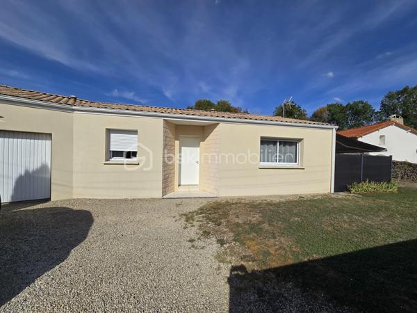 À découvrir à Chauray, dans une impasse au calme et hors lotissement, cette maison de plain-pied construite en 2014, développant environ 88 m² habitables.

Elle offre une agréable pièce de vie d’environ 44 m², lumineuse et conviviale, ainsi que 2 chambres, une salle d’eau et un cellier d’environ 9 m², particulièrement pratique pour le rangement et l’organisation du quotidien.

Côté extérieur, vous profiterez d’un terrain d’environ 500 m² entièrement clôturé, idéal pour profiter des beaux jours en toute tranquillité.

Un garage complète l’ensemble.

Construite selon des standards récents et équipée d’une pompe à chaleur, cette maison bénéficie d’une excellente performance énergétique avec un DPE classé A, permettant de maîtriser les consommations au quotidien.

Les atouts :

Maison de plain-pied
Construction 2014
Environ 88 m² habitables
Pièce de vie d’environ 44 m²
2 chambres
Salle d’eau
Cellier d’environ 9 m²
Garage
Terrain d’environ 500 m² entièrement clôturé
Pompe à chaleur
DPE A
Hors lotissement
Située dans une impasse au calme

Prix : 218 000 €

Une maison récente, économe et facile à vivre, idéale pour un premier achat, un couple ou des personnes recherchant le confort d’un plain-pied à Chauray.

Afin de privilégier les projets sérieux et qualifiés, les visites seront organisées uniquement sur présentation d’une attestation de financement ou d’un justificatif de capacité financière.