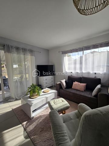 À découvrir à Chauray, dans une impasse au calme et hors lotissement, cette maison de plain-pied construite en 2014, développant environ 88 m² habitables.

Elle offre une agréable pièce de vie d’environ 44 m², lumineuse et conviviale, ainsi que 2 chambres, une salle d’eau et un cellier d’environ 9 m², particulièrement pratique pour le rangement et l’organisation du quotidien.

Côté extérieur, vous profiterez d’un terrain d’environ 500 m² entièrement clôturé, idéal pour profiter des beaux jours en toute tranquillité.

Un garage complète l’ensemble.

Construite selon des standards récents et équipée d’une pompe à chaleur, cette maison bénéficie d’une excellente performance énergétique avec un DPE classé A, permettant de maîtriser les consommations au quotidien.

Les atouts :

Maison de plain-pied
Construction 2014
Environ 88 m² habitables
Pièce de vie d’environ 44 m²
2 chambres
Salle d’eau
Cellier d’environ 9 m²
Garage
Terrain d’environ 500 m² entièrement clôturé
Pompe à chaleur
DPE A
Hors lotissement
Située dans une impasse au calme

Prix : 218 000 €

Une maison récente, économe et facile à vivre, idéale pour un premier achat, un couple ou des personnes recherchant le confort d’un plain-pied à Chauray.

Afin de privilégier les projets sérieux et qualifiés, les visites seront organisées uniquement sur présentation d’une attestation de financement ou d’un justificatif de capacité financière.