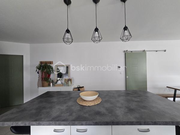 À découvrir à Chauray, dans une impasse au calme et hors lotissement, cette maison de plain-pied construite en 2014, développant environ 88 m² habitables.

Elle offre une agréable pièce de vie d’environ 44 m², lumineuse et conviviale, ainsi que 2 chambres, une salle d’eau et un cellier d’environ 9 m², particulièrement pratique pour le rangement et l’organisation du quotidien.

Côté extérieur, vous profiterez d’un terrain d’environ 500 m² entièrement clôturé, idéal pour profiter des beaux jours en toute tranquillité.

Un garage complète l’ensemble.

Construite selon des standards récents et équipée d’une pompe à chaleur, cette maison bénéficie d’une excellente performance énergétique avec un DPE classé A, permettant de maîtriser les consommations au quotidien.

Les atouts :

Maison de plain-pied
Construction 2014
Environ 88 m² habitables
Pièce de vie d’environ 44 m²
2 chambres
Salle d’eau
Cellier d’environ 9 m²
Garage
Terrain d’environ 500 m² entièrement clôturé
Pompe à chaleur
DPE A
Hors lotissement
Située dans une impasse au calme

Prix : 218 000 €

Une maison récente, économe et facile à vivre, idéale pour un premier achat, un couple ou des personnes recherchant le confort d’un plain-pied à Chauray.

Afin de privilégier les projets sérieux et qualifiés, les visites seront organisées uniquement sur présentation d’une attestation de financement ou d’un justificatif de capacité financière.