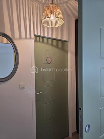 À découvrir à Chauray, dans une impasse au calme et hors lotissement, cette maison de plain-pied construite en 2014, développant environ 88 m² habitables.

Elle offre une agréable pièce de vie d’environ 44 m², lumineuse et conviviale, ainsi que 2 chambres, une salle d’eau et un cellier d’environ 9 m², particulièrement pratique pour le rangement et l’organisation du quotidien.

Côté extérieur, vous profiterez d’un terrain d’environ 500 m² entièrement clôturé, idéal pour profiter des beaux jours en toute tranquillité.

Un garage complète l’ensemble.

Construite selon des standards récents et équipée d’une pompe à chaleur, cette maison bénéficie d’une excellente performance énergétique avec un DPE classé A, permettant de maîtriser les consommations au quotidien.

Les atouts :

Maison de plain-pied
Construction 2014
Environ 88 m² habitables
Pièce de vie d’environ 44 m²
2 chambres
Salle d’eau
Cellier d’environ 9 m²
Garage
Terrain d’environ 500 m² entièrement clôturé
Pompe à chaleur
DPE A
Hors lotissement
Située dans une impasse au calme

Prix : 218 000 €

Une maison récente, économe et facile à vivre, idéale pour un premier achat, un couple ou des personnes recherchant le confort d’un plain-pied à Chauray.

Afin de privilégier les projets sérieux et qualifiés, les visites seront organisées uniquement sur présentation d’une attestation de financement ou d’un justificatif de capacité financière.