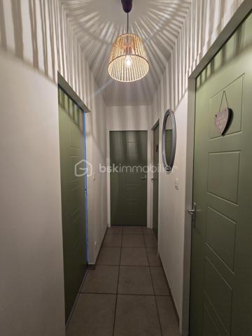 À découvrir à Chauray, dans une impasse au calme et hors lotissement, cette maison de plain-pied construite en 2014, développant environ 88 m² habitables.

Elle offre une agréable pièce de vie d’environ 44 m², lumineuse et conviviale, ainsi que 2 chambres, une salle d’eau et un cellier d’environ 9 m², particulièrement pratique pour le rangement et l’organisation du quotidien.

Côté extérieur, vous profiterez d’un terrain d’environ 500 m² entièrement clôturé, idéal pour profiter des beaux jours en toute tranquillité.

Un garage complète l’ensemble.

Construite selon des standards récents et équipée d’une pompe à chaleur, cette maison bénéficie d’une excellente performance énergétique avec un DPE classé A, permettant de maîtriser les consommations au quotidien.

Les atouts :

Maison de plain-pied
Construction 2014
Environ 88 m² habitables
Pièce de vie d’environ 44 m²
2 chambres
Salle d’eau
Cellier d’environ 9 m²
Garage
Terrain d’environ 500 m² entièrement clôturé
Pompe à chaleur
DPE A
Hors lotissement
Située dans une impasse au calme

Prix : 218 000 €

Une maison récente, économe et facile à vivre, idéale pour un premier achat, un couple ou des personnes recherchant le confort d’un plain-pied à Chauray.

Afin de privilégier les projets sérieux et qualifiés, les visites seront organisées uniquement sur présentation d’une attestation de financement ou d’un justificatif de capacité financière.