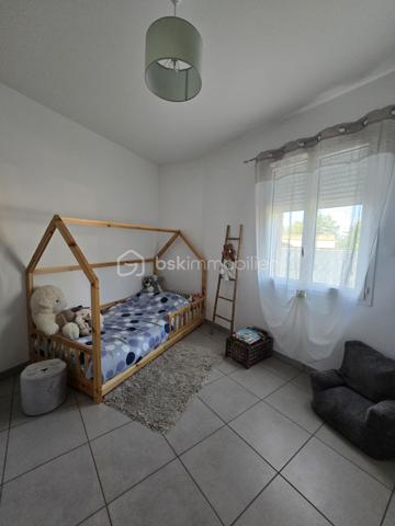 À découvrir à Chauray, dans une impasse au calme et hors lotissement, cette maison de plain-pied construite en 2014, développant environ 88 m² habitables.

Elle offre une agréable pièce de vie d’environ 44 m², lumineuse et conviviale, ainsi que 2 chambres, une salle d’eau et un cellier d’environ 9 m², particulièrement pratique pour le rangement et l’organisation du quotidien.

Côté extérieur, vous profiterez d’un terrain d’environ 500 m² entièrement clôturé, idéal pour profiter des beaux jours en toute tranquillité.

Un garage complète l’ensemble.

Construite selon des standards récents et équipée d’une pompe à chaleur, cette maison bénéficie d’une excellente performance énergétique avec un DPE classé A, permettant de maîtriser les consommations au quotidien.

Les atouts :

Maison de plain-pied
Construction 2014
Environ 88 m² habitables
Pièce de vie d’environ 44 m²
2 chambres
Salle d’eau
Cellier d’environ 9 m²
Garage
Terrain d’environ 500 m² entièrement clôturé
Pompe à chaleur
DPE A
Hors lotissement
Située dans une impasse au calme

Prix : 218 000 €

Une maison récente, économe et facile à vivre, idéale pour un premier achat, un couple ou des personnes recherchant le confort d’un plain-pied à Chauray.

Afin de privilégier les projets sérieux et qualifiés, les visites seront organisées uniquement sur présentation d’une attestation de financement ou d’un justificatif de capacité financière.