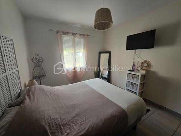 À découvrir à Chauray, dans une impasse au calme et hors lotissement, cette maison de plain-pied construite en 2014, développant environ 88 m² habitables.

Elle offre une agréable pièce de vie d’environ 44 m², lumineuse et conviviale, ainsi que 2 chambres, une salle d’eau et un cellier d’environ 9 m², particulièrement pratique pour le rangement et l’organisation du quotidien.

Côté extérieur, vous profiterez d’un terrain d’environ 500 m² entièrement clôturé, idéal pour profiter des beaux jours en toute tranquillité.

Un garage complète l’ensemble.

Construite selon des standards récents et équipée d’une pompe à chaleur, cette maison bénéficie d’une excellente performance énergétique avec un DPE classé A, permettant de maîtriser les consommations au quotidien.

Les atouts :

Maison de plain-pied
Construction 2014
Environ 88 m² habitables
Pièce de vie d’environ 44 m²
2 chambres
Salle d’eau
Cellier d’environ 9 m²
Garage
Terrain d’environ 500 m² entièrement clôturé
Pompe à chaleur
DPE A
Hors lotissement
Située dans une impasse au calme

Prix : 218 000 €

Une maison récente, économe et facile à vivre, idéale pour un premier achat, un couple ou des personnes recherchant le confort d’un plain-pied à Chauray.

Afin de privilégier les projets sérieux et qualifiés, les visites seront organisées uniquement sur présentation d’une attestation de financement ou d’un justificatif de capacité financière.