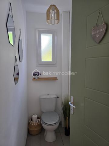 À découvrir à Chauray, dans une impasse au calme et hors lotissement, cette maison de plain-pied construite en 2014, développant environ 88 m² habitables.

Elle offre une agréable pièce de vie d’environ 44 m², lumineuse et conviviale, ainsi que 2 chambres, une salle d’eau et un cellier d’environ 9 m², particulièrement pratique pour le rangement et l’organisation du quotidien.

Côté extérieur, vous profiterez d’un terrain d’environ 500 m² entièrement clôturé, idéal pour profiter des beaux jours en toute tranquillité.

Un garage complète l’ensemble.

Construite selon des standards récents et équipée d’une pompe à chaleur, cette maison bénéficie d’une excellente performance énergétique avec un DPE classé A, permettant de maîtriser les consommations au quotidien.

Les atouts :

Maison de plain-pied
Construction 2014
Environ 88 m² habitables
Pièce de vie d’environ 44 m²
2 chambres
Salle d’eau
Cellier d’environ 9 m²
Garage
Terrain d’environ 500 m² entièrement clôturé
Pompe à chaleur
DPE A
Hors lotissement
Située dans une impasse au calme

Prix : 218 000 €

Une maison récente, économe et facile à vivre, idéale pour un premier achat, un couple ou des personnes recherchant le confort d’un plain-pied à Chauray.

Afin de privilégier les projets sérieux et qualifiés, les visites seront organisées uniquement sur présentation d’une attestation de financement ou d’un justificatif de capacité financière.