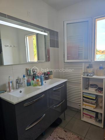 À découvrir à Chauray, dans une impasse au calme et hors lotissement, cette maison de plain-pied construite en 2014, développant environ 88 m² habitables.

Elle offre une agréable pièce de vie d’environ 44 m², lumineuse et conviviale, ainsi que 2 chambres, une salle d’eau et un cellier d’environ 9 m², particulièrement pratique pour le rangement et l’organisation du quotidien.

Côté extérieur, vous profiterez d’un terrain d’environ 500 m² entièrement clôturé, idéal pour profiter des beaux jours en toute tranquillité.

Un garage complète l’ensemble.

Construite selon des standards récents et équipée d’une pompe à chaleur, cette maison bénéficie d’une excellente performance énergétique avec un DPE classé A, permettant de maîtriser les consommations au quotidien.

Les atouts :

Maison de plain-pied
Construction 2014
Environ 88 m² habitables
Pièce de vie d’environ 44 m²
2 chambres
Salle d’eau
Cellier d’environ 9 m²
Garage
Terrain d’environ 500 m² entièrement clôturé
Pompe à chaleur
DPE A
Hors lotissement
Située dans une impasse au calme

Prix : 218 000 €

Une maison récente, économe et facile à vivre, idéale pour un premier achat, un couple ou des personnes recherchant le confort d’un plain-pied à Chauray.

Afin de privilégier les projets sérieux et qualifiés, les visites seront organisées uniquement sur présentation d’une attestation de financement ou d’un justificatif de capacité financière.