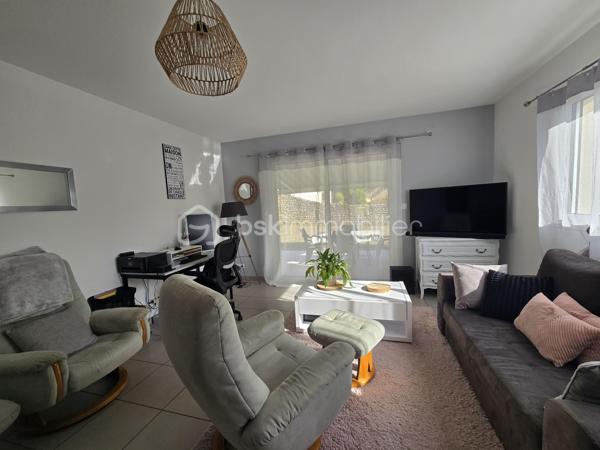 À découvrir à Chauray, dans une impasse au calme et hors lotissement, cette maison de plain-pied construite en 2014, développant environ 88 m² habitables.

Elle offre une agréable pièce de vie d’environ 44 m², lumineuse et conviviale, ainsi que 2 chambres, une salle d’eau et un cellier d’environ 9 m², particulièrement pratique pour le rangement et l’organisation du quotidien.

Côté extérieur, vous profiterez d’un terrain d’environ 500 m² entièrement clôturé, idéal pour profiter des beaux jours en toute tranquillité.

Un garage complète l’ensemble.

Construite selon des standards récents et équipée d’une pompe à chaleur, cette maison bénéficie d’une excellente performance énergétique avec un DPE classé A, permettant de maîtriser les consommations au quotidien.

Les atouts :

Maison de plain-pied
Construction 2014
Environ 88 m² habitables
Pièce de vie d’environ 44 m²
2 chambres
Salle d’eau
Cellier d’environ 9 m²
Garage
Terrain d’environ 500 m² entièrement clôturé
Pompe à chaleur
DPE A
Hors lotissement
Située dans une impasse au calme

Prix : 218 000 €

Une maison récente, économe et facile à vivre, idéale pour un premier achat, un couple ou des personnes recherchant le confort d’un plain-pied à Chauray.

Afin de privilégier les projets sérieux et qualifiés, les visites seront organisées uniquement sur présentation d’une attestation de financement ou d’un justificatif de capacité financière.