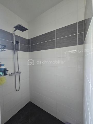 À découvrir à Chauray, dans une impasse au calme et hors lotissement, cette maison de plain-pied construite en 2014, développant environ 88 m² habitables.

Elle offre une agréable pièce de vie d’environ 44 m², lumineuse et conviviale, ainsi que 2 chambres, une salle d’eau et un cellier d’environ 9 m², particulièrement pratique pour le rangement et l’organisation du quotidien.

Côté extérieur, vous profiterez d’un terrain d’environ 500 m² entièrement clôturé, idéal pour profiter des beaux jours en toute tranquillité.

Un garage complète l’ensemble.

Construite selon des standards récents et équipée d’une pompe à chaleur, cette maison bénéficie d’une excellente performance énergétique avec un DPE classé A, permettant de maîtriser les consommations au quotidien.

Les atouts :

Maison de plain-pied
Construction 2014
Environ 88 m² habitables
Pièce de vie d’environ 44 m²
2 chambres
Salle d’eau
Cellier d’environ 9 m²
Garage
Terrain d’environ 500 m² entièrement clôturé
Pompe à chaleur
DPE A
Hors lotissement
Située dans une impasse au calme

Prix : 218 000 €

Une maison récente, économe et facile à vivre, idéale pour un premier achat, un couple ou des personnes recherchant le confort d’un plain-pied à Chauray.

Afin de privilégier les projets sérieux et qualifiés, les visites seront organisées uniquement sur présentation d’une attestation de financement ou d’un justificatif de capacité financière.