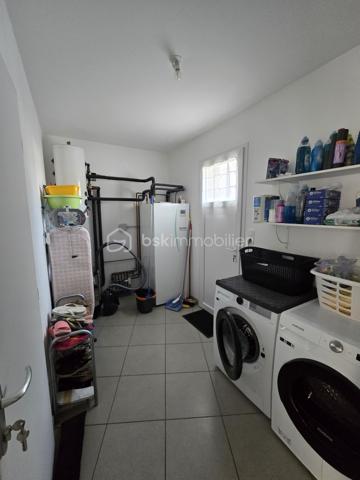 À découvrir à Chauray, dans une impasse au calme et hors lotissement, cette maison de plain-pied construite en 2014, développant environ 88 m² habitables.

Elle offre une agréable pièce de vie d’environ 44 m², lumineuse et conviviale, ainsi que 2 chambres, une salle d’eau et un cellier d’environ 9 m², particulièrement pratique pour le rangement et l’organisation du quotidien.

Côté extérieur, vous profiterez d’un terrain d’environ 500 m² entièrement clôturé, idéal pour profiter des beaux jours en toute tranquillité.

Un garage complète l’ensemble.

Construite selon des standards récents et équipée d’une pompe à chaleur, cette maison bénéficie d’une excellente performance énergétique avec un DPE classé A, permettant de maîtriser les consommations au quotidien.

Les atouts :

Maison de plain-pied
Construction 2014
Environ 88 m² habitables
Pièce de vie d’environ 44 m²
2 chambres
Salle d’eau
Cellier d’environ 9 m²
Garage
Terrain d’environ 500 m² entièrement clôturé
Pompe à chaleur
DPE A
Hors lotissement
Située dans une impasse au calme

Prix : 218 000 €

Une maison récente, économe et facile à vivre, idéale pour un premier achat, un couple ou des personnes recherchant le confort d’un plain-pied à Chauray.

Afin de privilégier les projets sérieux et qualifiés, les visites seront organisées uniquement sur présentation d’une attestation de financement ou d’un justificatif de capacité financière.
