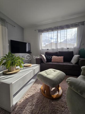À découvrir à Chauray, dans une impasse au calme et hors lotissement, cette maison de plain-pied construite en 2014, développant environ 88 m² habitables.

Elle offre une agréable pièce de vie d’environ 44 m², lumineuse et conviviale, ainsi que 2 chambres, une salle d’eau et un cellier d’environ 9 m², particulièrement pratique pour le rangement et l’organisation du quotidien.

Côté extérieur, vous profiterez d’un terrain d’environ 500 m² entièrement clôturé, idéal pour profiter des beaux jours en toute tranquillité.

Un garage complète l’ensemble.

Construite selon des standards récents et équipée d’une pompe à chaleur, cette maison bénéficie d’une excellente performance énergétique avec un DPE classé A, permettant de maîtriser les consommations au quotidien.

Les atouts :

Maison de plain-pied
Construction 2014
Environ 88 m² habitables
Pièce de vie d’environ 44 m²
2 chambres
Salle d’eau
Cellier d’environ 9 m²
Garage
Terrain d’environ 500 m² entièrement clôturé
Pompe à chaleur
DPE A
Hors lotissement
Située dans une impasse au calme

Prix : 218 000 €

Une maison récente, économe et facile à vivre, idéale pour un premier achat, un couple ou des personnes recherchant le confort d’un plain-pied à Chauray.

Afin de privilégier les projets sérieux et qualifiés, les visites seront organisées uniquement sur présentation d’une attestation de financement ou d’un justificatif de capacité financière.