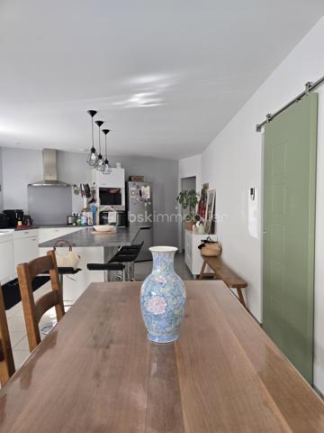 À découvrir à Chauray, dans une impasse au calme et hors lotissement, cette maison de plain-pied construite en 2014, développant environ 88 m² habitables.

Elle offre une agréable pièce de vie d’environ 44 m², lumineuse et conviviale, ainsi que 2 chambres, une salle d’eau et un cellier d’environ 9 m², particulièrement pratique pour le rangement et l’organisation du quotidien.

Côté extérieur, vous profiterez d’un terrain d’environ 500 m² entièrement clôturé, idéal pour profiter des beaux jours en toute tranquillité.

Un garage complète l’ensemble.

Construite selon des standards récents et équipée d’une pompe à chaleur, cette maison bénéficie d’une excellente performance énergétique avec un DPE classé A, permettant de maîtriser les consommations au quotidien.

Les atouts :

Maison de plain-pied
Construction 2014
Environ 88 m² habitables
Pièce de vie d’environ 44 m²
2 chambres
Salle d’eau
Cellier d’environ 9 m²
Garage
Terrain d’environ 500 m² entièrement clôturé
Pompe à chaleur
DPE A
Hors lotissement
Située dans une impasse au calme

Prix : 218 000 €

Une maison récente, économe et facile à vivre, idéale pour un premier achat, un couple ou des personnes recherchant le confort d’un plain-pied à Chauray.

Afin de privilégier les projets sérieux et qualifiés, les visites seront organisées uniquement sur présentation d’une attestation de financement ou d’un justificatif de capacité financière.