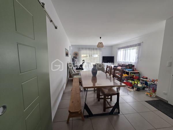 À découvrir à Chauray, dans une impasse au calme et hors lotissement, cette maison de plain-pied construite en 2014, développant environ 88 m² habitables.

Elle offre une agréable pièce de vie d’environ 44 m², lumineuse et conviviale, ainsi que 2 chambres, une salle d’eau et un cellier d’environ 9 m², particulièrement pratique pour le rangement et l’organisation du quotidien.

Côté extérieur, vous profiterez d’un terrain d’environ 500 m² entièrement clôturé, idéal pour profiter des beaux jours en toute tranquillité.

Un garage complète l’ensemble.

Construite selon des standards récents et équipée d’une pompe à chaleur, cette maison bénéficie d’une excellente performance énergétique avec un DPE classé A, permettant de maîtriser les consommations au quotidien.

Les atouts :

Maison de plain-pied
Construction 2014
Environ 88 m² habitables
Pièce de vie d’environ 44 m²
2 chambres
Salle d’eau
Cellier d’environ 9 m²
Garage
Terrain d’environ 500 m² entièrement clôturé
Pompe à chaleur
DPE A
Hors lotissement
Située dans une impasse au calme

Prix : 218 000 €

Une maison récente, économe et facile à vivre, idéale pour un premier achat, un couple ou des personnes recherchant le confort d’un plain-pied à Chauray.

Afin de privilégier les projets sérieux et qualifiés, les visites seront organisées uniquement sur présentation d’une attestation de financement ou d’un justificatif de capacité financière.