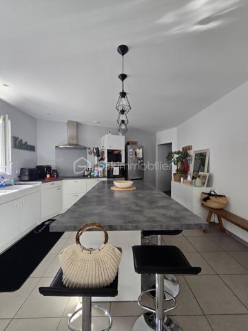 À découvrir à Chauray, dans une impasse au calme et hors lotissement, cette maison de plain-pied construite en 2014, développant environ 88 m² habitables.

Elle offre une agréable pièce de vie d’environ 44 m², lumineuse et conviviale, ainsi que 2 chambres, une salle d’eau et un cellier d’environ 9 m², particulièrement pratique pour le rangement et l’organisation du quotidien.

Côté extérieur, vous profiterez d’un terrain d’environ 500 m² entièrement clôturé, idéal pour profiter des beaux jours en toute tranquillité.

Un garage complète l’ensemble.

Construite selon des standards récents et équipée d’une pompe à chaleur, cette maison bénéficie d’une excellente performance énergétique avec un DPE classé A, permettant de maîtriser les consommations au quotidien.

Les atouts :

Maison de plain-pied
Construction 2014
Environ 88 m² habitables
Pièce de vie d’environ 44 m²
2 chambres
Salle d’eau
Cellier d’environ 9 m²
Garage
Terrain d’environ 500 m² entièrement clôturé
Pompe à chaleur
DPE A
Hors lotissement
Située dans une impasse au calme

Prix : 218 000 €

Une maison récente, économe et facile à vivre, idéale pour un premier achat, un couple ou des personnes recherchant le confort d’un plain-pied à Chauray.

Afin de privilégier les projets sérieux et qualifiés, les visites seront organisées uniquement sur présentation d’une attestation de financement ou d’un justificatif de capacité financière.