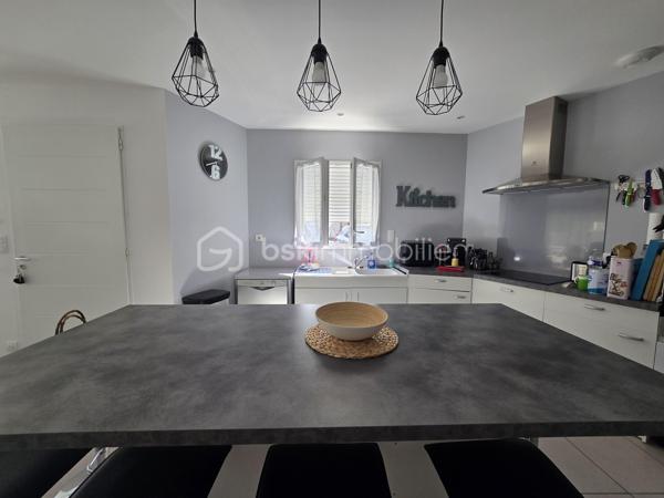 À découvrir à Chauray, dans une impasse au calme et hors lotissement, cette maison de plain-pied construite en 2014, développant environ 88 m² habitables.

Elle offre une agréable pièce de vie d’environ 44 m², lumineuse et conviviale, ainsi que 2 chambres, une salle d’eau et un cellier d’environ 9 m², particulièrement pratique pour le rangement et l’organisation du quotidien.

Côté extérieur, vous profiterez d’un terrain d’environ 500 m² entièrement clôturé, idéal pour profiter des beaux jours en toute tranquillité.

Un garage complète l’ensemble.

Construite selon des standards récents et équipée d’une pompe à chaleur, cette maison bénéficie d’une excellente performance énergétique avec un DPE classé A, permettant de maîtriser les consommations au quotidien.

Les atouts :

Maison de plain-pied
Construction 2014
Environ 88 m² habitables
Pièce de vie d’environ 44 m²
2 chambres
Salle d’eau
Cellier d’environ 9 m²
Garage
Terrain d’environ 500 m² entièrement clôturé
Pompe à chaleur
DPE A
Hors lotissement
Située dans une impasse au calme

Prix : 218 000 €

Une maison récente, économe et facile à vivre, idéale pour un premier achat, un couple ou des personnes recherchant le confort d’un plain-pied à Chauray.

Afin de privilégier les projets sérieux et qualifiés, les visites seront organisées uniquement sur présentation d’une attestation de financement ou d’un justificatif de capacité financière.