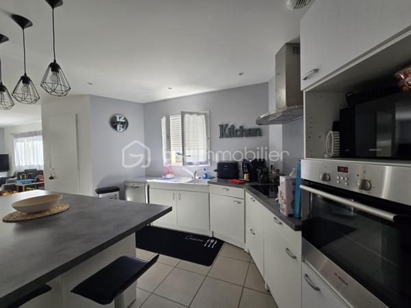 À découvrir à Chauray, dans une impasse au calme et hors lotissement, cette maison de plain-pied construite en 2014, développant environ 88 m² habitables.

Elle offre une agréable pièce de vie d’environ 44 m², lumineuse et conviviale, ainsi que 2 chambres, une salle d’eau et un cellier d’environ 9 m², particulièrement pratique pour le rangement et l’organisation du quotidien.

Côté extérieur, vous profiterez d’un terrain d’environ 500 m² entièrement clôturé, idéal pour profiter des beaux jours en toute tranquillité.

Un garage complète l’ensemble.

Construite selon des standards récents et équipée d’une pompe à chaleur, cette maison bénéficie d’une excellente performance énergétique avec un DPE classé A, permettant de maîtriser les consommations au quotidien.

Les atouts :

Maison de plain-pied
Construction 2014
Environ 88 m² habitables
Pièce de vie d’environ 44 m²
2 chambres
Salle d’eau
Cellier d’environ 9 m²
Garage
Terrain d’environ 500 m² entièrement clôturé
Pompe à chaleur
DPE A
Hors lotissement
Située dans une impasse au calme

Prix : 218 000 €

Une maison récente, économe et facile à vivre, idéale pour un premier achat, un couple ou des personnes recherchant le confort d’un plain-pied à Chauray.

Afin de privilégier les projets sérieux et qualifiés, les visites seront organisées uniquement sur présentation d’une attestation de financement ou d’un justificatif de capacité financière.