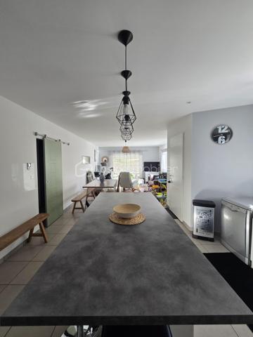 À découvrir à Chauray, dans une impasse au calme et hors lotissement, cette maison de plain-pied construite en 2014, développant environ 88 m² habitables.

Elle offre une agréable pièce de vie d’environ 44 m², lumineuse et conviviale, ainsi que 2 chambres, une salle d’eau et un cellier d’environ 9 m², particulièrement pratique pour le rangement et l’organisation du quotidien.

Côté extérieur, vous profiterez d’un terrain d’environ 500 m² entièrement clôturé, idéal pour profiter des beaux jours en toute tranquillité.

Un garage complète l’ensemble.

Construite selon des standards récents et équipée d’une pompe à chaleur, cette maison bénéficie d’une excellente performance énergétique avec un DPE classé A, permettant de maîtriser les consommations au quotidien.

Les atouts :

Maison de plain-pied
Construction 2014
Environ 88 m² habitables
Pièce de vie d’environ 44 m²
2 chambres
Salle d’eau
Cellier d’environ 9 m²
Garage
Terrain d’environ 500 m² entièrement clôturé
Pompe à chaleur
DPE A
Hors lotissement
Située dans une impasse au calme

Prix : 218 000 €

Une maison récente, économe et facile à vivre, idéale pour un premier achat, un couple ou des personnes recherchant le confort d’un plain-pied à Chauray.

Afin de privilégier les projets sérieux et qualifiés, les visites seront organisées uniquement sur présentation d’une attestation de financement ou d’un justificatif de capacité financière.