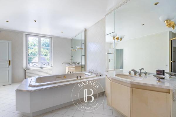 Chantilly, Hôtel particulier 6 Chambres -  696 m² à vendre